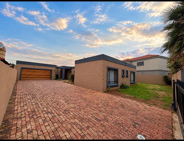 5 BEDROOM HOUSE FOR SALE IN VANDERBIJLPARK SE 8